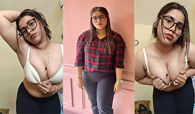 Chasmish Busty Indian Babe Showing & Fucking Pussy